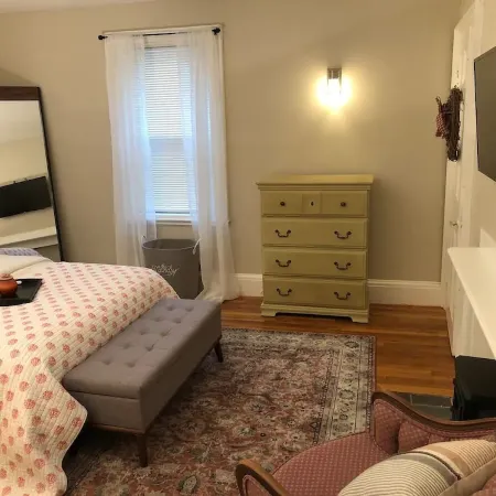 Charming Stay Downtown Dover – Free Wine!