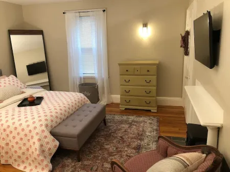 Charming Stay Downtown Dover – Free Wine!