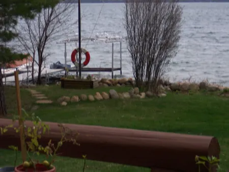 Full Log Family Lodge - private dock/beach & fire pit