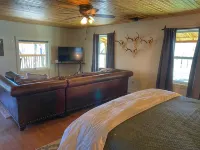 Cozy Cabin with an amazing deck and beautiful views of Lake Fort Smith!