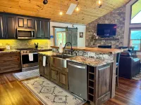 Lake cabin w/Mountain view, game room, & lake access, Sleeps 8, 3 King Bedrooms