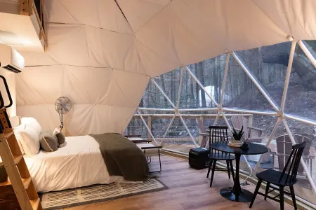 “Climber's Den” Rare Cliffside Stay w/ HotTub RRG