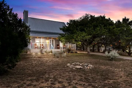 Blue Door Cottage Family Game Room - Family Friendly! Отели в г. Каньон Лейк