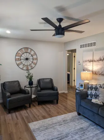 Family Friendly & Cheerful Blue Jay Ranch House close to KSU stadium Отели рядом с достопримечательностью «Kansas State University Gardens»