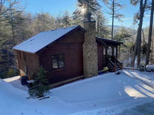 Peaceful Mountain Escape with Hot Tub, Fire Pit, Year-Round Views, Stream Sounds