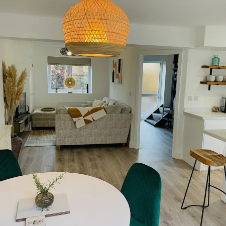 Cosy 2 bedroom detached home in Bromley with secure off-street parking