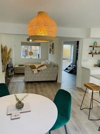 Cosy 2 bedroom detached home in Bromley with secure off-street parking Отели рядом с достопримечательностью «Crystal Palace Museum»