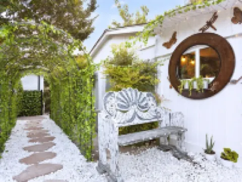 Hobbit House - Couples Hideaway Hotels in Fairview