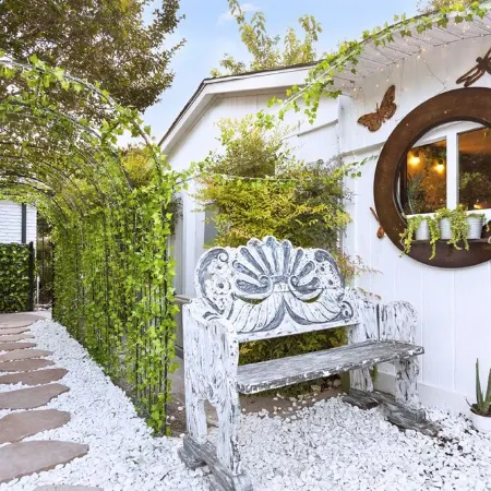 Hobbit House - Couples Hideaway