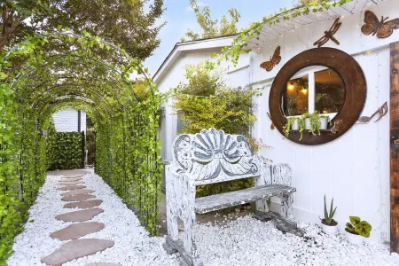 Hobbit House - Couples Hideaway Отели в г. Фэрвью