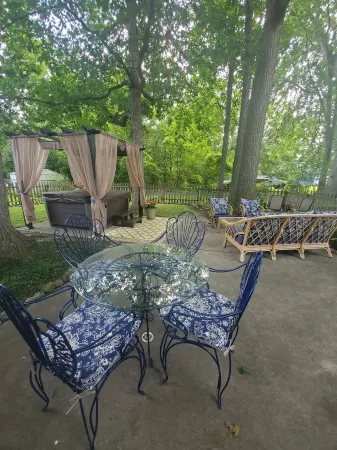 Cabin, rustic elegance w/ hot tub, lake access