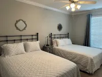 High Pointe 2 Bedroom 2 Bath Condo Close to All the Action! Greetings from Oxford MS Postcard Mural附近的飯店