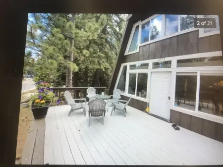 Cabin  Tahoe City 9 beds,  1 block to the lake, private beach near ski resorts