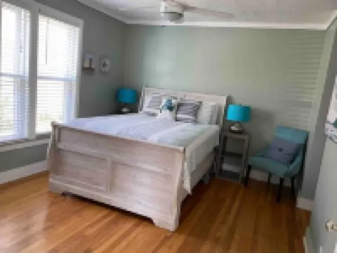 #1 cozy 1-Bdrm suite downtown with parking