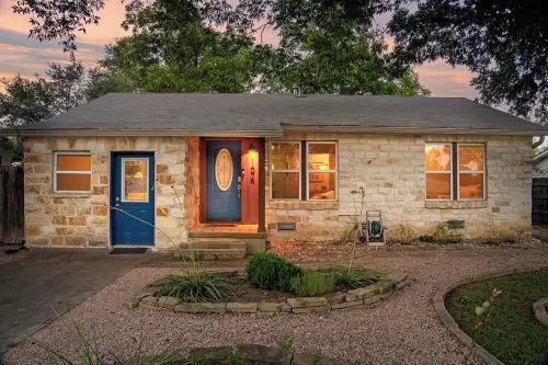 Fall Sale! Pool, Pets, Near DT, Quiet, Games!