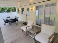 Stylish downstairs apartment. Walk to town, train, & beach ferry!