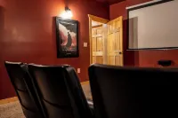 Vet-Owned, Pet Friendly Pool Cabin with New Hot Tub & Amazing Views!