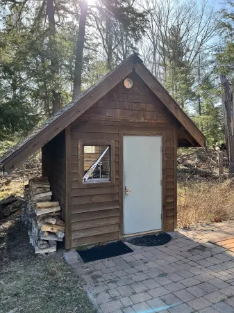 Arbor Pines Oak - walk to downtown Glen Arbor Отели в г. Глен Арбор Тауншип