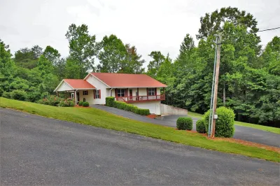 Beautiful, Spacious Home in Wooded Resort Area Hotel dekat MWC Park