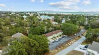 Sleeps 5! 2 Br, 2.5BA Townhome-Walk to Beach & Dining – Your Escape Awaits!