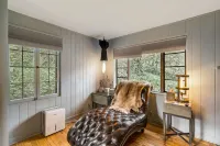 Cozy cottage minutes from downtown Asheville with a countryside feel