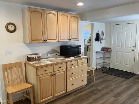 Home in Springfield with large yard and driveway Отели в г. Спрингфилд