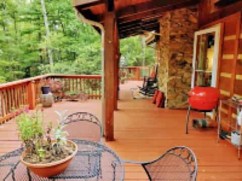 Near West Jefferson, Boone + Blue Ridge Parkway! Mountain get away w/ fireplace. Hotels in Pine Swamp