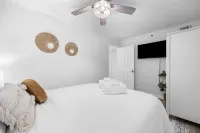 Oceanfront- #1 Dreamscapes        Cherry Grove Beach, North Myrtle. Hôtels à proximité de : Little River Neck Park