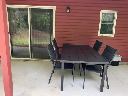 Unique barn shaped 2 bedroom cabin in Rogersville TN with AC, WiFi, dogs ok,