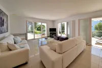 Villa mit Direktem Strandzugang zu Einer Sandigen Bucht in Cala D'or Zentrum Hotel a Cala d'Or