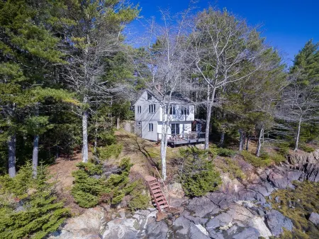 Laurel Shore Cottage with Seasonal Private Tidal Dock, Pet friendly.