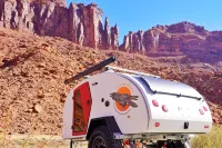 Red Rock Base Camps Teardrop Trailer #1. Take your hotel room outside! 모아브 호텔