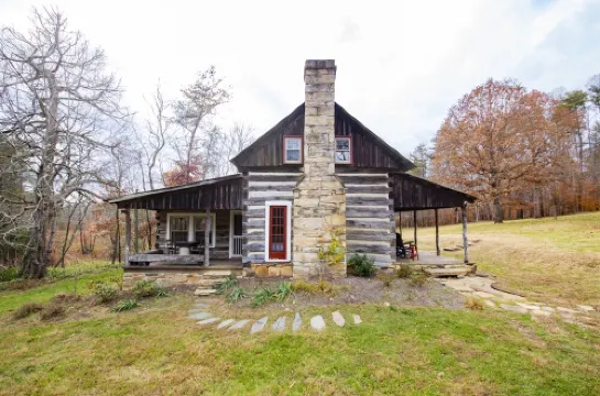 1840's Log Cabin Getaway