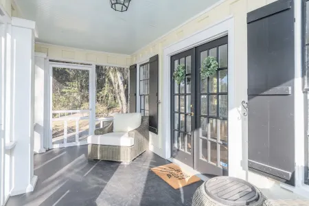 Old Town Bluffton Cottage + Free Golf Cart - Fenced Yard - Downtown - Sleeps 8 Отели в г. Блаффтон