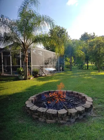 Beautiful 4 Br-2.5 Bath-Office-Golf Course-Pool-Hot Tub-Sleeps 9-Dog Friendly! Отели рядом с достопримечательностью «Уики Уэши Спринг»