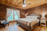 Cabin getaway in downtown!