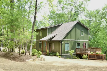 4BR New Mountain-top Pisgah Home, 2 mi from Brevard