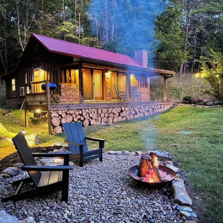 Secluded Lake Front Lodge In Cosby - Your Ultimate Hideaway