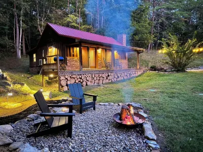Secluded Lake Front Lodge In Cosby - Your Ultimate Hideaway
