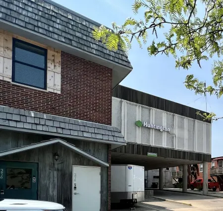 Ideal for couples with a central location steps from everything!