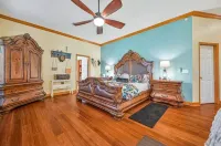 River Bank Hideaway, "Go With The Flow" RIVERFRONT 3 Acres- "Heated Pool/Spa"