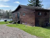 EAGLE LODGE - Cozy Cabin Overlooking the Beautiful E. Fork of the Chippewa River Hotels in Draper