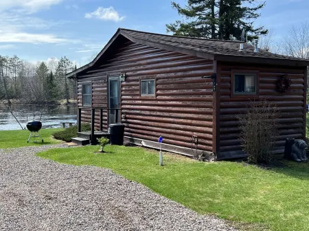 EAGLE LODGE - Cozy Cabin Overlooking the Beautiful E. Fork of the Chippewa River