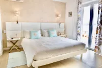 Villa Pieds dans l'eau with private sandy beach on the Gulf of Saint Tropez