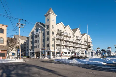 Beachfront Luxury Grand Victorian Condo (Primetime View directly down the pier) Отели в г. Олд-Орчард-Бич