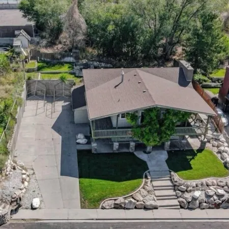 The Treehouse: Spacious Retreat with Theater Room, Fire Pit & Mountain Views