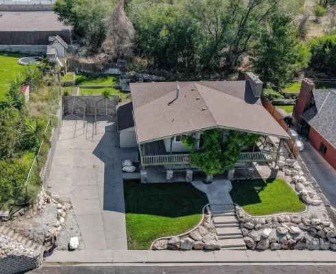 The Treehouse: Spacious Retreat with Theater Room, Fire Pit & Mountain Views