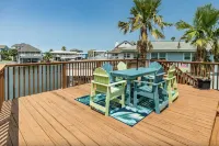 TX Crush Canal Home & POOL, Bar & Patio, Boat Slip and Quick Access to the Bay!