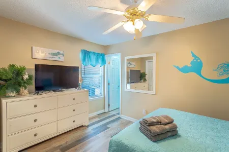 5 Bedroom Beach House Slps 12 - Private Beach - Shells - Fishing -Screened Porch