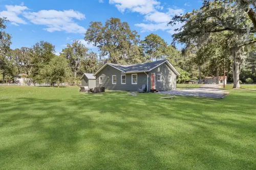 Modern 3 Br Bungalow Sleep 8, Family/Pet Friendly, 15 Min from Downtown/Outlets Hotels in Garden City